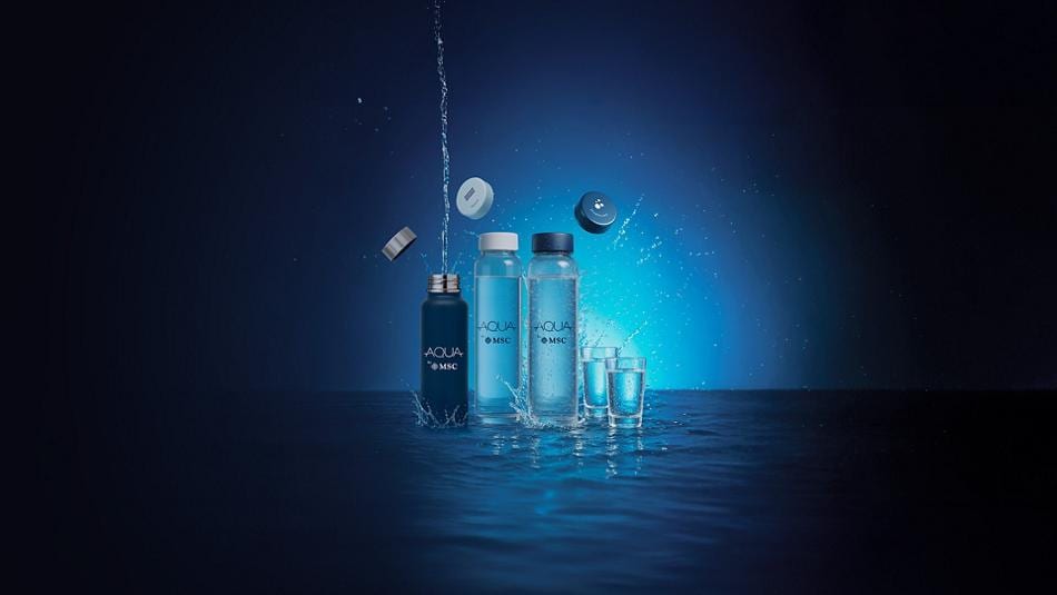 Botellas reutilizables y vaso de la campaña oficial AQUA by MSC