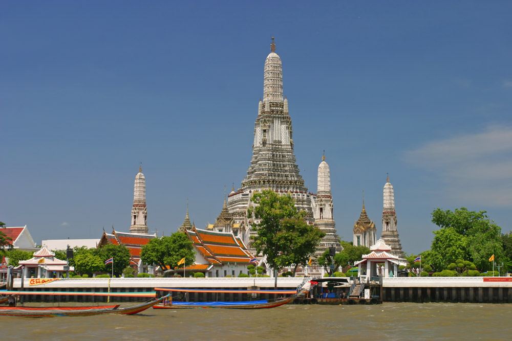 Wat Arun visto desde el río Chao Phraya durante un viaje de 7 días a Bangkok