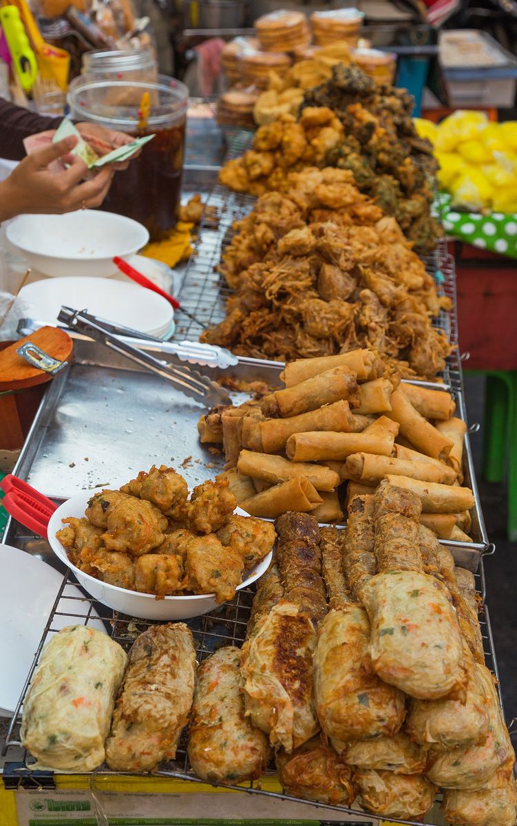 Puesto de comida callejera en Yaowarat, Chinatown de Bangkok