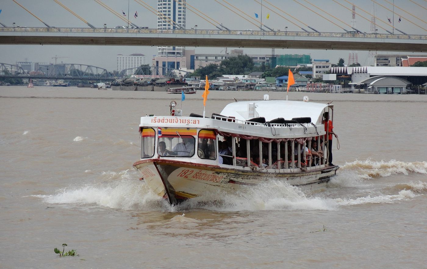 Barco público navegando por el río Chao Phraya en Bangkok