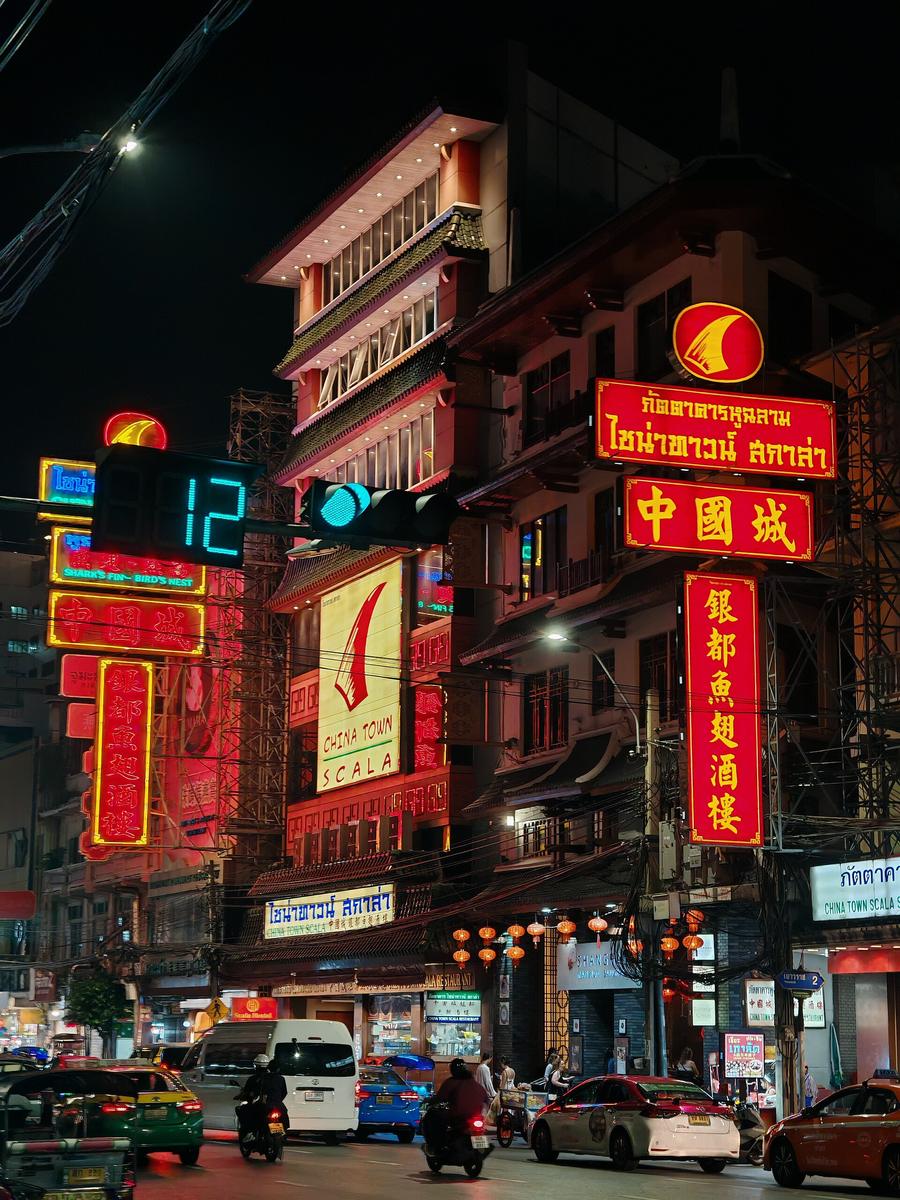 Carteles luminosos y tráfico nocturno en Chinatown, Bangkok