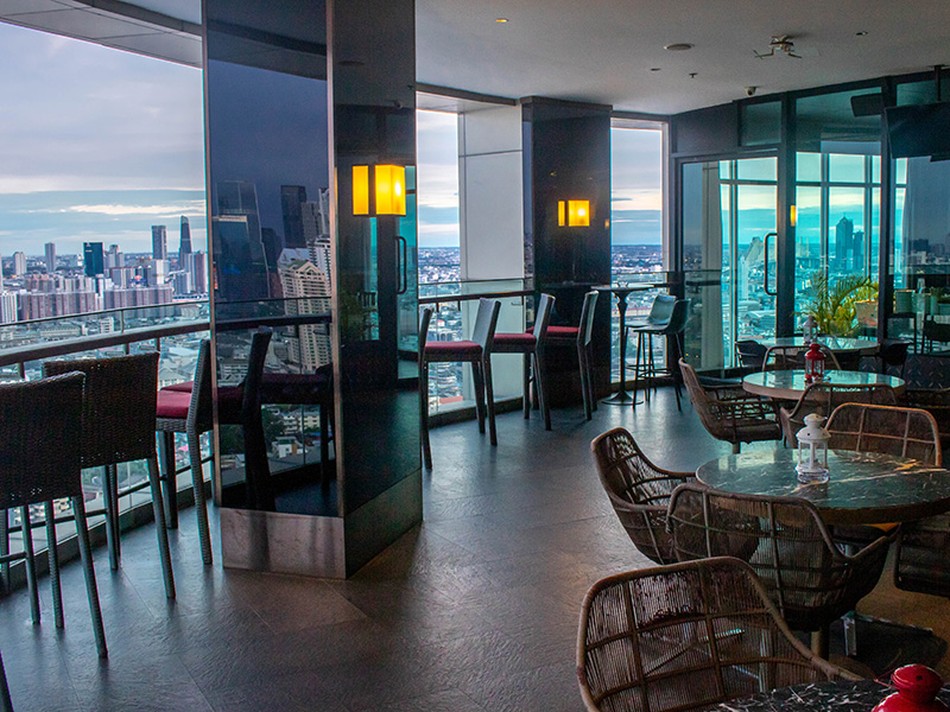 Blue District Bar con vistas panorámicas de Bangkok en el JC Kevin Sathorn Bangkok Hotel