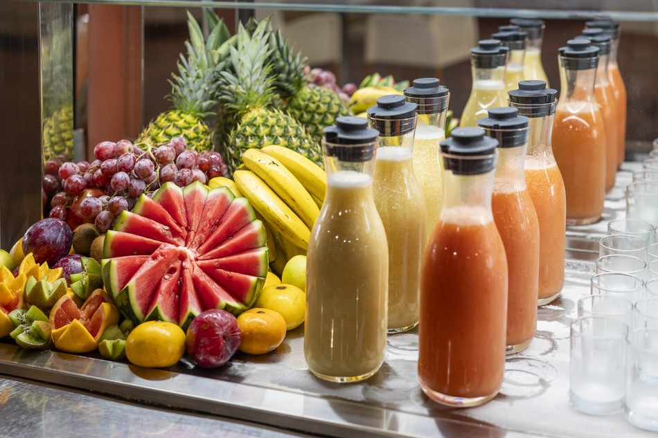 Zona de bufé con frutas y bebidas del Occidental Boa Vista Beach