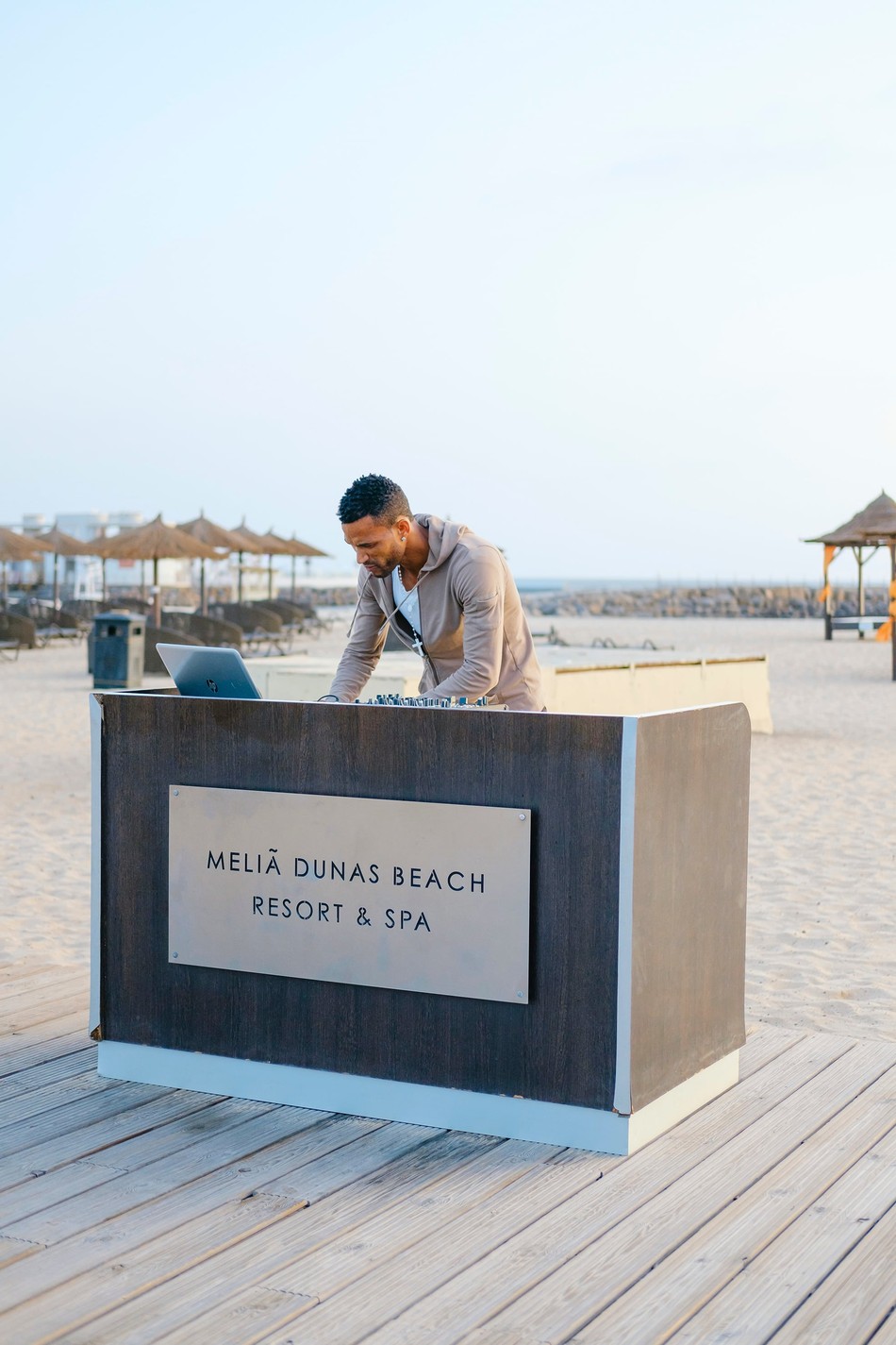 Sesión de DJ para adultos en la playa del Meliá Dunas Beach Resort & Spa