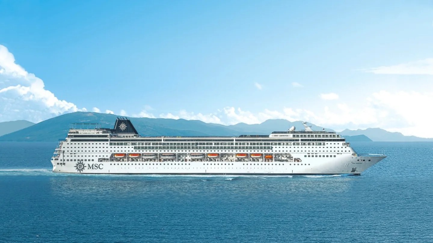 MSC Armonia navegando junto a una costa montañosa