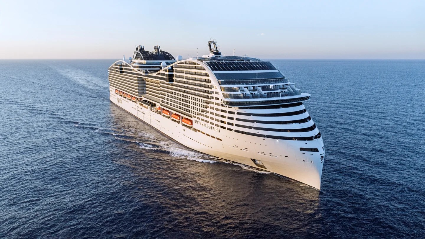 MSC World Europa navegando en mar abierto