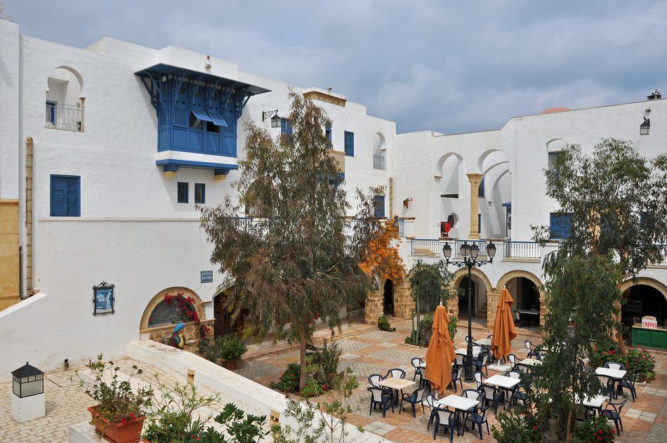 Viaje de una semana a Yasmine Hammamet, Túnez Plaza con arquitectura blanca y azul en la medina de Yasmine Hammamet, Túnez