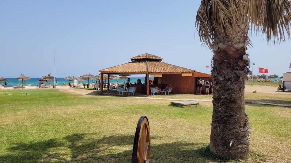 Vacaciones de playa en Yasmine Hammamet, Túnez Playa de Yasmine Hammamet con palmeras, chiringuito y mar Mediterráneo