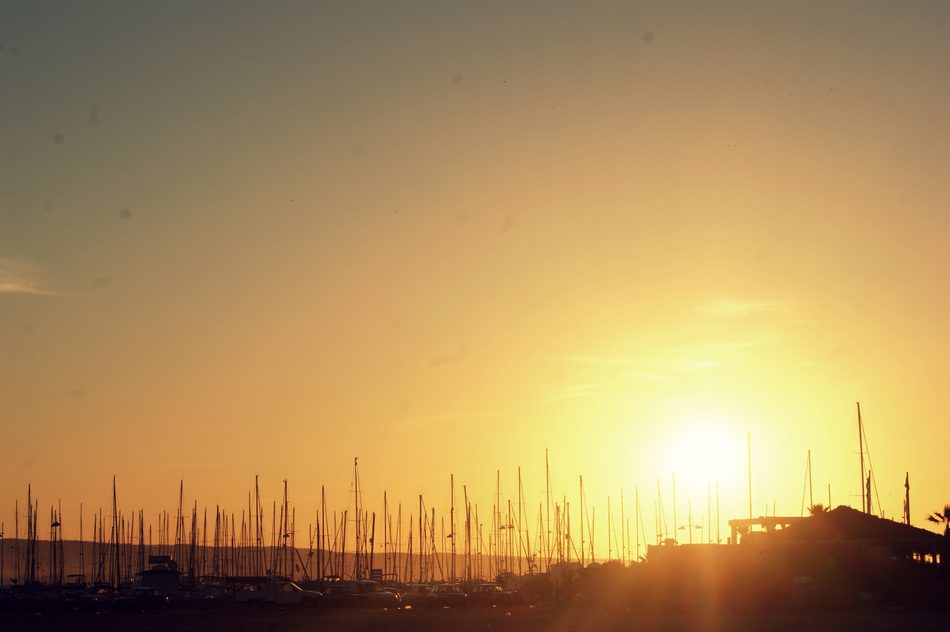 Atardecer en la marina de Yasmine Hammamet Atardecer sobre los barcos del puerto deportivo de Yasmine Hammamet