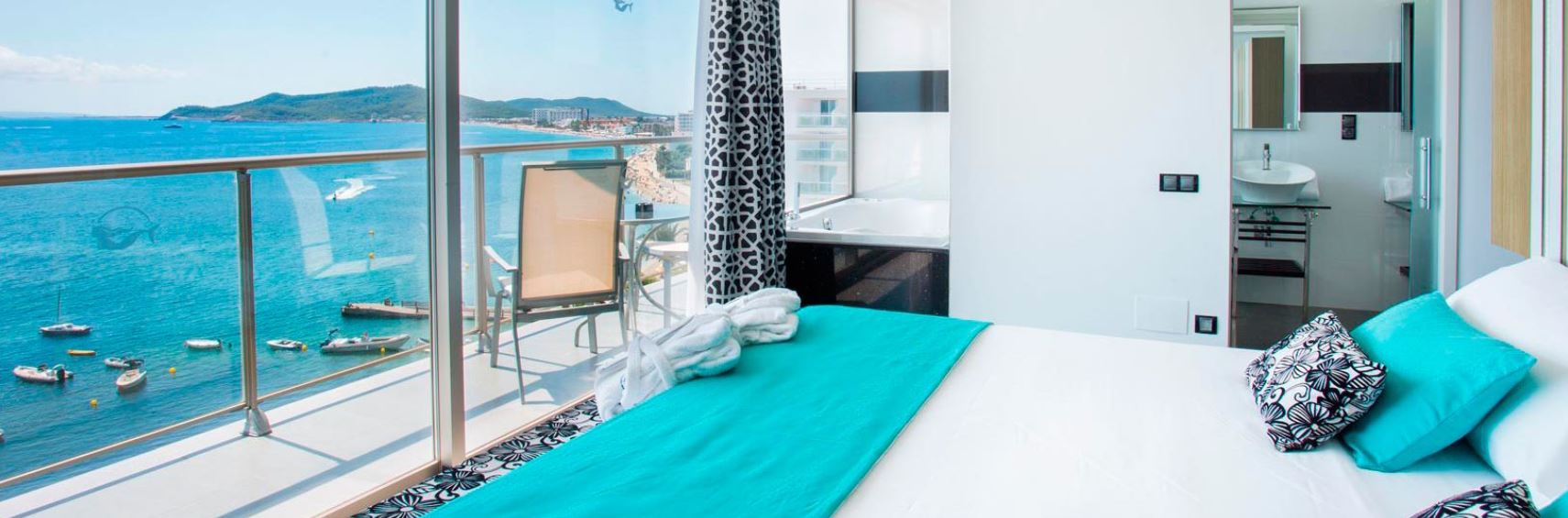 Habitaciones con terraza y vistas al mar en Hotel Sirenis Goleta Ibiza