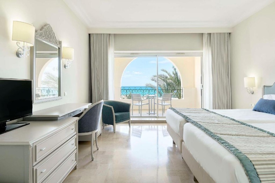 Habitación con balcón y vistas al mar del Iberostar Waves Averroes