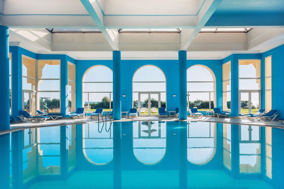 Piscina interior climatizada del Iberostar Waves Averroes