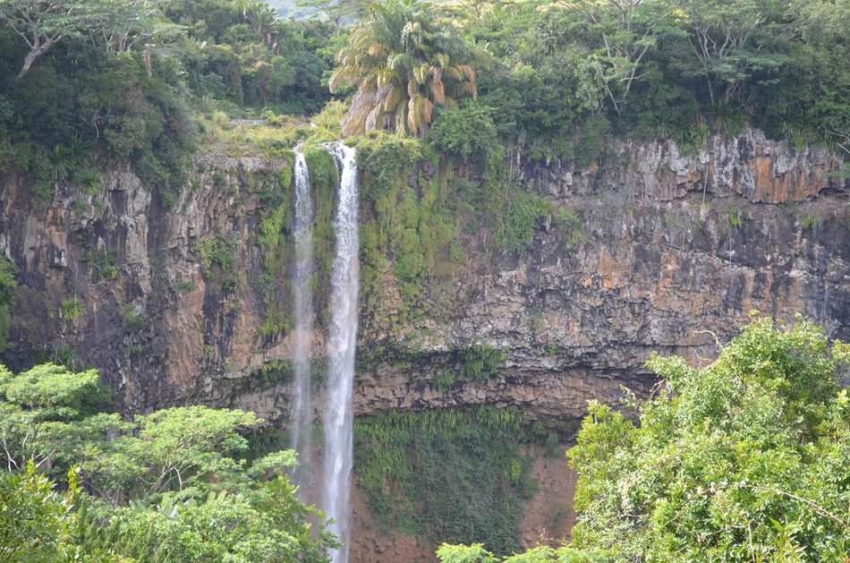 Cascada de Chamarel rodeada de vegetación tropical en Isla Mauricio