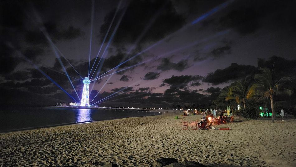 Espectáculo nocturno de luces LED en el faro de Ocean Cay MSC