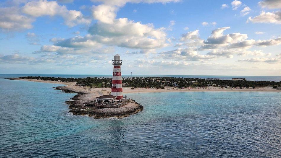 Faro rojo y blanco de Ocean Cay junto a Lighthouse Beach durante una escala MSC