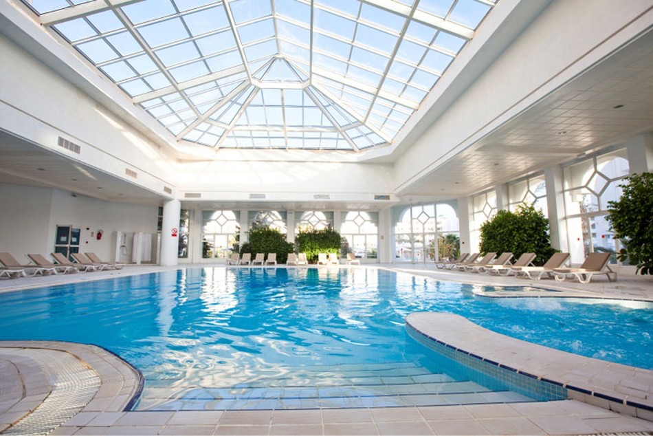 Piscina interior cubierta del Hotel El Mouradi Hammamet