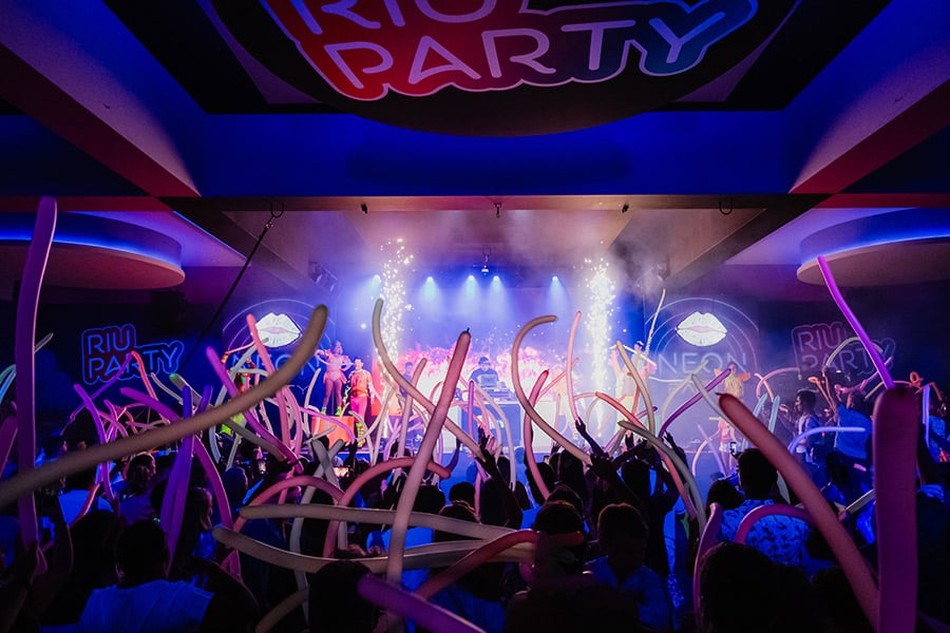 Fiesta temática nocturna RIU Party disponible para los huéspedes del Hotel Riu Karamboa