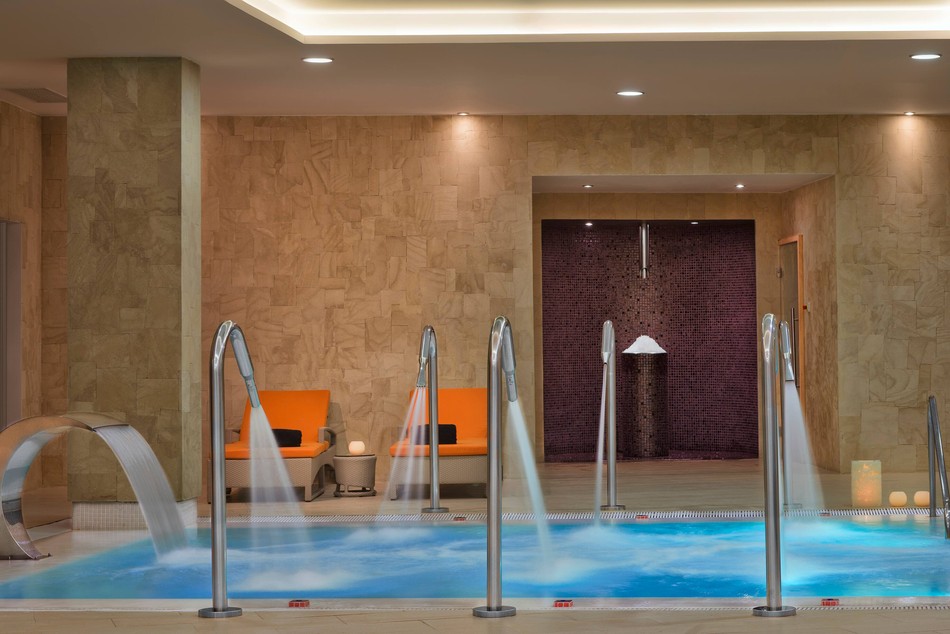 Piscina interior del circuito de hidroterapia YHI Spa del Meliá Dunas Beach Resort