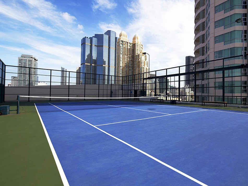 Pista de tenis en la azotea del JC Kevin Sathorn Bangkok Hotel