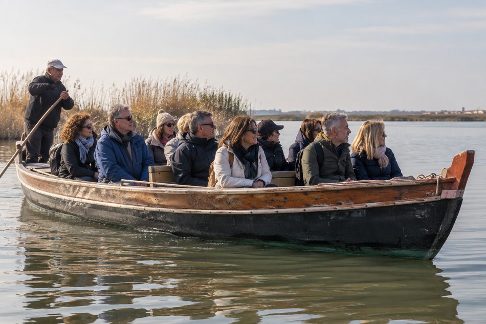 Viajeros disfrutando de un paseo en barca tradicional por la Albufera